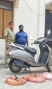 Read more about the article ସ୍କୁଟର ସହ ମଦ ଜବତ, ଜଣେ ଗିରଫ