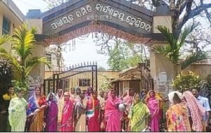 Read more about the article ପାଣି ପାଇଁ ବ୍ଲକ୍ ଅଫିସ୍ ଘେରିଲେ ମହିଳା