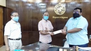 Read more about the article ଡ଼ାକ୍ତରଙ୍କ ବଦାନ୍ୟତା, କରୋନା ମୁକାବିଲା ପାଇଁ ଦାନ କଲେ ୫ ଲକ୍ଷ