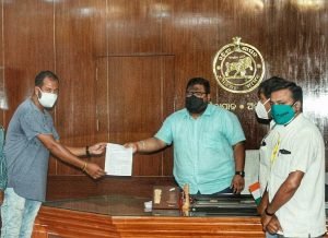 Read more about the article ସାମ୍ବାଦିକଙ୍କୁ ଆକ୍ରମଣ ଘଟଣାରେ ପ୍ରତିବାଦ, ଜିଲ୍ଲାପାଳଙ୍କ ଜରିଆରେ ମୁଖ୍ୟମନ୍ତ୍ରୀଙ୍କୁ ଦାବିପତ୍ର