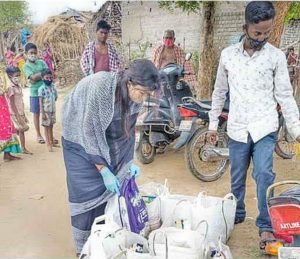 Read more about the article ଶୁଖିଲା ଖାଦ୍ୟ ବାଣ୍ଟିଲେ ସରପଞ୍ଚ