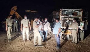 Read more about the article ସିଙ୍ଗଡ଼ା ନଦୀରୁ ବାଲି ଚୋରା ଚାଲାଣ, ଟିପର ଓ ଦୁଇ ଜେସିବି ଜବତ, ଦୁଇ ଗିରଫ