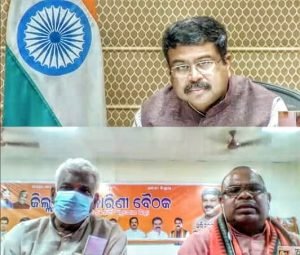 Read more about the article ଗୁରୁମନ୍ତ୍ର ଦେଲେ ଧର୍ମେନ୍ଦ୍ର