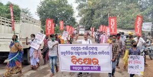 Read more about the article ପକ୍କା ରାସ୍ତା ନିର୍ମାଣ ଦାବିରେ ଛେଣ୍ଡିପଦା ବ୍ଲକ୍ ସମ୍ମୁଖରେ ବିକ୍ଷୋଭ