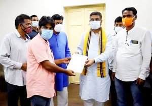 Read more about the article କେନ୍ଦ୍ରଶିକେନ୍ଦ୍ରମନ୍ତ୍ରୀ ଧର୍ମେନ୍ଦ୍ର ପ୍ରଧାନଙ୍କୁ  ୪ଦଫା ସ୍ମାରକପତ୍ର ପ୍ରଦାନକଲା ମଣ୍ଡଳ ବିଜେପି