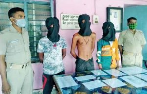 Read more about the article ୩ ଲୁଟେରା ଗିରଫ,ଲୁଟ୍ ବୁଲେଟ୍ ଓ ମୋବାଇଲ୍ ଉଦ୍ଧାର