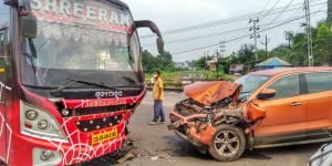 Read more about the article ବସ କାର ଧକ୍କା, ଅଳ୍ପକେ ବର୍ତ୍ତିଲେ ଚାଳକ