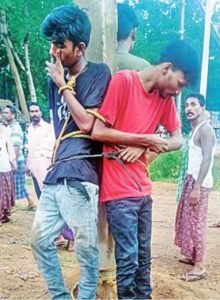 Read more about the article ଦୋକାନରୁ ଚୋରି କରୁଥିବା ବେଳେ ଧରାପଡି ଖୁଣ୍ଟରେ ବନ୍ଧା ହେଲେ ୩ ଯୁବକ