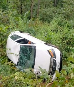 Read more about the article ରାସ୍ତାର ୮ଫୁଟ ତଳକୁ ଖସିଲା କାର୍, ୩ ଆହତ