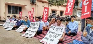 Read more about the article ସ୍ୱାଭାବିକ ଟ୍ରେନ୍ ଚଳାଚଳ ଦାବିରେ ଷ୍ଟେସନ ନିକଟରେ ଧାରଣା