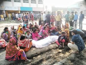 Read more about the article ଟ୍ରକ୍ ଧକ୍କାରେ ସ୍କୁଟର ଆରୋହୀ ମୃତ, କ୍ଷତି ପୂରଣ ଦାବିରେ ରାସ୍ତା ରୋକ