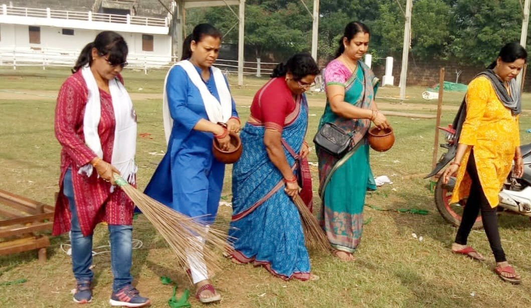 You are currently viewing ଗୋବର ପାଣି ଛିଞ୍ଚି ମୁଖ୍ୟମନ୍ତ୍ରୀଙ୍କ ସଭାସ୍ଥଳ ବିଶୋଧିତ କଲା ବିଜେପି ମହିଳା ମୋର୍ଚ୍ଚା