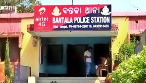 Read more about the article ସ୍କୁଲ ଛତ୍ରୀଙ୍କୁ ଅଶ୍ଳିଳ ମନ୍ତବ୍ୟ ନେଇ ମାଡ଼ପିଟ