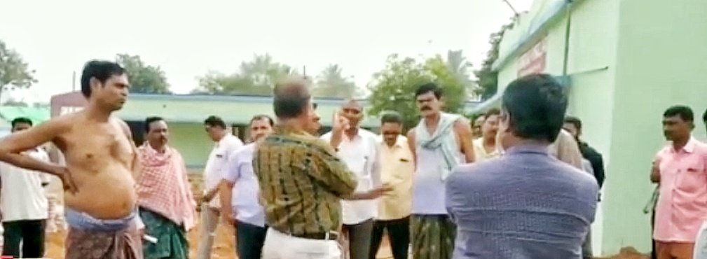 You are currently viewing ନିମ୍ନମାନର କାର୍ଯ୍ୟ ନେଇ ଯନ୍ତ୍ରୀଙ୍କୁ ଘେରିଲେ ଗ୍ରାମବାସୀ