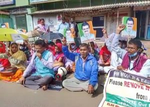 Read more about the article କେନ୍ଦ୍ରମନ୍ତ୍ରୀ ଧର୍ମେନ୍ଦ୍ରଙ୍କ ଘର ସମ୍ମୁଖରେ ଧାରଣା