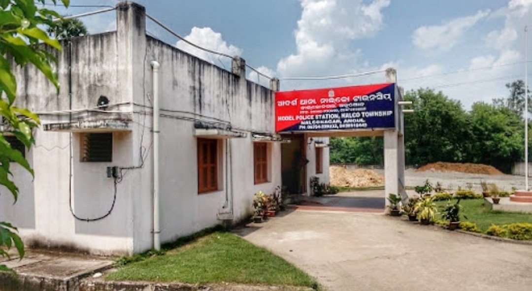 You are currently viewing ସ୍କୁଲ ବନ୍ଦକରି ପ୍ରଧାନ ଶିକ୍ଷୟତ୍ରୀଙ୍କୁ ମାଡ଼, ୬ ମହିଳା ଗିରଫ