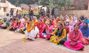 Read more about the article ନିଯୁକ୍ତି ଦାବିରେ ଛେଳିଆ ଗ୍ରାମବାସୀଙ୍କ ଆମରଣ ଅନଶନ