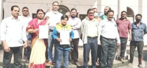 Read more about the article ଭୋଟରତାଲିକାରୁ ବାଦ୍ ପଡିବା ନେଇ ବିଡିଓଙ୍କୁ ଦାବୀପତ୍ର ପ୍ରଦାନ