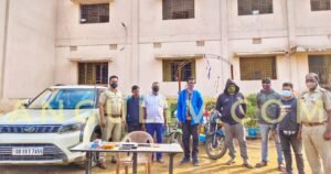 Read more about the article ୬ ଜଣ ଜୁଆଡ଼ି ଗିରଫ, କାର, ବାଇକ୍ ଓ ଟଙ୍କା ଜବତ