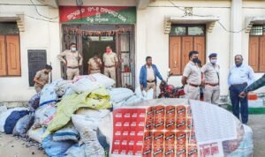 Read more about the article ରାଣୀଗୋଡ଼ାରୁ ବିପୁଳ ପରିମାଣର ନକଲି ମଦ ତିଆରି ସାମଗ୍ରୀ ଜବତ