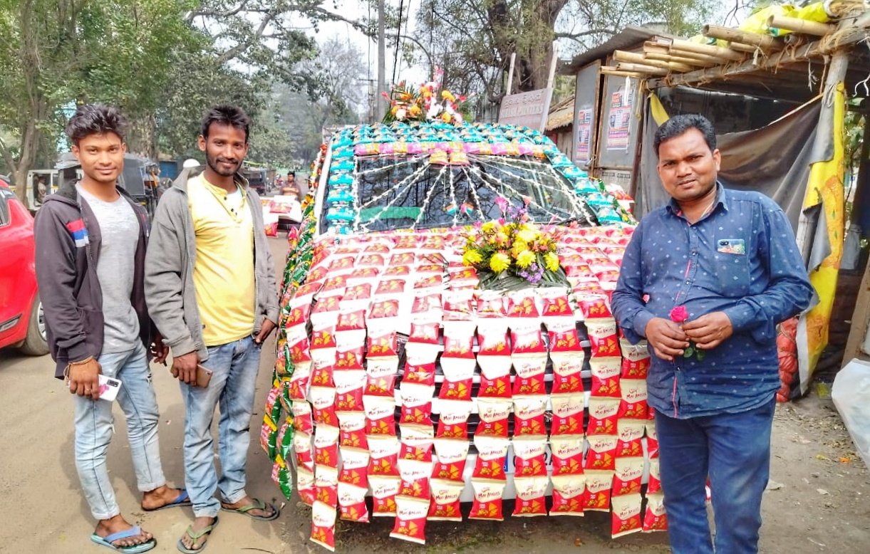 You are currently viewing ଫୁଲ ନୁହଁ ସ୍ନାକ୍ସ ପ୍ୟାକେଟରେ ସଜାଗଲା ବର ଗାଡ଼ି