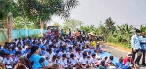 Read more about the article ସ୍କୁଲରେ ପଡ଼ିଲା ତାଲା, ଶିକ୍ଷକ ନିଯୁକ୍ତି ଦାବି