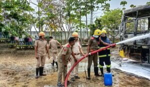 Read more about the article କ୍ୟାମ୍ପସ୍‌ରେ ଠିଆ ହୋଇଥିବା ବେଳେ ହଠାତ୍‌ ଜଳିଗଲା ୨ କଲେଜ ବସ୍‌