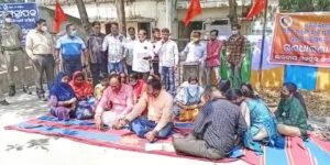 Read more about the article ୬ ଦଫା ଦାବିରେ ମଜଦୁର ସଂଘର ଗଣଧାରଣା