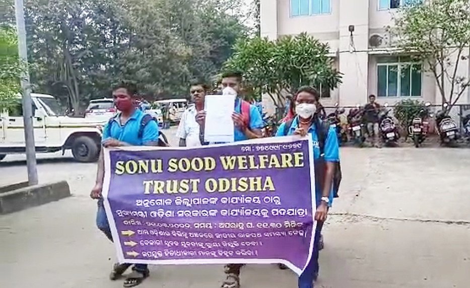You are currently viewing ସୋନୁ ସୁଦ ୱେଲ ଫେୟାର ଟ୍ରଷ୍ଟର ନିଆରା ପ୍ରତିବାଦ: ଅନୁଗୁଳରୁ ନବୀନ ନିବାସ ଯାଏଁ ଆରମ୍ଭ କଲା ପଦଯାତ୍ରା