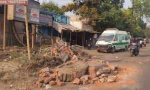 Read more about the article ଭାରସାମ୍ୟ ହରାଇ କାନ୍ଥରେ ପିଟି ହେଲା ଆମ୍ବୁଲାନ୍ସ