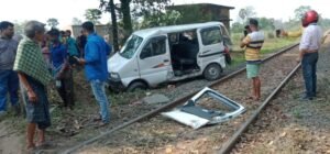 Read more about the article କାରକୁ ଧକ୍କା ଦେଲା ଟ୍ରେନ, ୩ ଆହତ