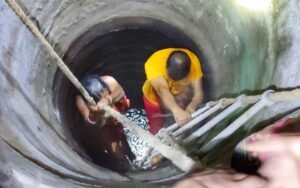 Read more about the article କୂଅରେ ଗଳି ପଡ଼ିଥିବା ମହିଳାଙ୍କ ଜୀବନ ବଞ୍ଚାଇଲେ ଅଗ୍ନିଶମ କର୍ମଚାରୀ