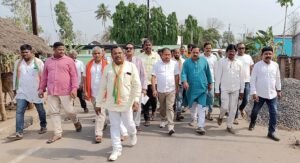 Read more about the article ରାଜନୈତିକ ହିଂସାରେ ମୃତ ସାଗର ପ୍ରଧାନଙ୍କ ପରିବାରକୁ ଭେଟିଲେ ବିଜେପି ବିଧାୟକ ମଣ୍ଡଳୀ