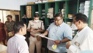 Read more about the article ଜିଲ୍ଲା ମୁଖ୍ୟ ଚିକିତ୍ସାଳୟ ପରିଦର୍ଶନ କଲେ ଜିଲ୍ଲାପାଳ ଓ ଏସ୍‌ପି, ରୋଗୀଙ୍କୁ ତୁରନ୍ତ ଚିକିତ୍ସା ଯୋଗାଇବା ଉପରେ ଗୁରୁତ୍ୱ