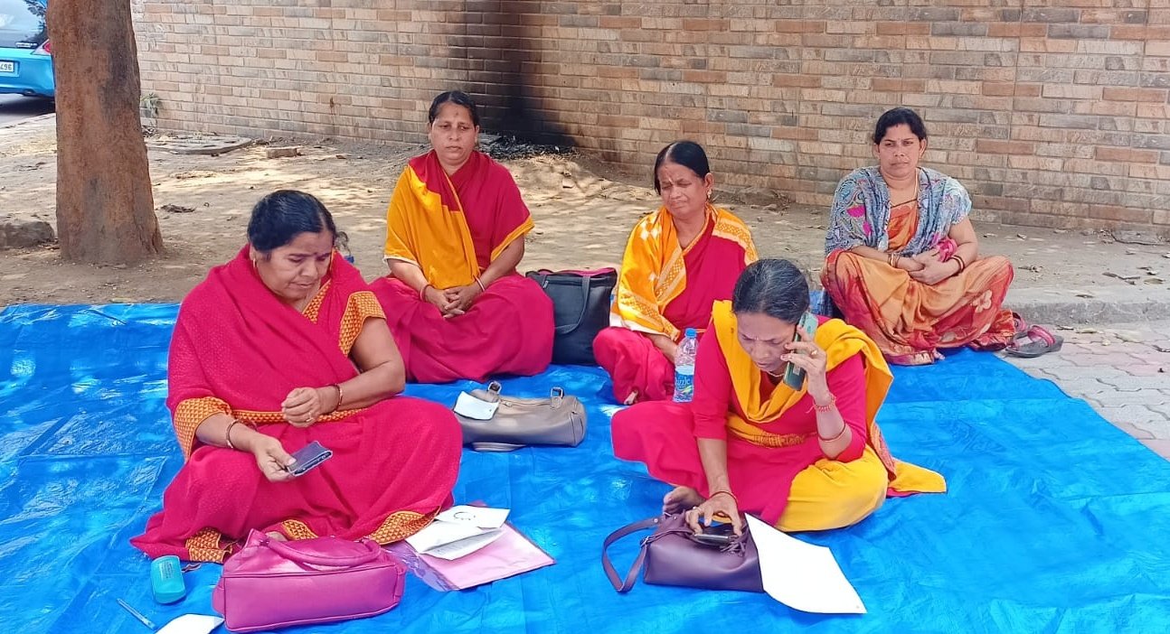 You are currently viewing ସୁପରଭାଇଜର ପଦୋନ୍ନତି ଦେବାରେ ବିଳମ୍ବ, ଜିଲ୍ଲାପାଳଙ୍କ ଅଫିସ ଆଗରେ ଧାରଣା ଦେଲେ ଅଙ୍ଗନଓ୍ଵାଡ଼ି କର୍ମୀ