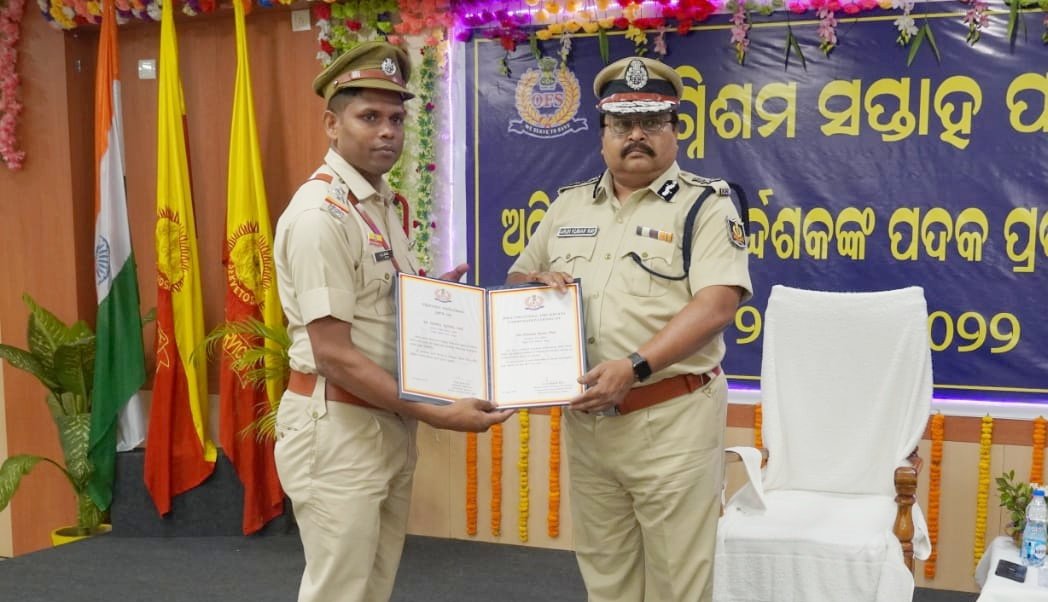 You are currently viewing ଉତ୍କର୍ଷତା ପାଇଁ ଅନୁଗୁଳ ଫାୟାର ଅଫିସରଙ୍କୁ ସମ୍ମାନିତ କଲେ ପୋଲିସ ଡିଜି