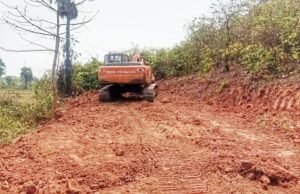 Read more about the article ସବୁଜ ମୁଣ୍ଡିଆକୁ ଧୂଳିସାତ୍‌ କରିବାକୁ ଚକ୍ରାନ୍ତ, ପଥର ଖାଦାନ ପାଇଁ ଅନୁମୋଦିତ ଲିଜ୍‌କୁ ତୁରନ୍ତ ରଦ୍ଦ କରିବାକୁ ଜିଲ୍ଲାପାଳଙ୍କୁ ଦାବି