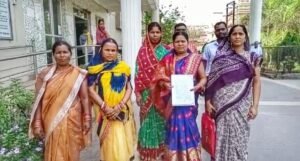 Read more about the article କେବେ ମିଳିବ ଶୁଦ୍ଧ ପାନୀୟ ଜଳ ? ଭଲ ପାଣି ମୁନ୍ଦେ ପାଇଁ ଜିଲ୍ଲାପାଳଙ୍କୁ ଦାବିପତ୍ର ଦେଲେ ମହିଧରପଡ଼ାବାସୀ