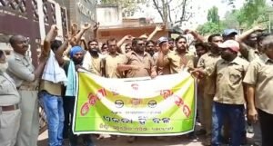 Read more about the article ଜିଲ୍ଲାପାଳଙ୍କ କାର୍ଯ୍ୟାଳୟ ଘେରିଲା ଡ୍ରାଇଭର ମହାସଂଘ