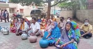 Read more about the article ପାନୀୟ ଜଳ ପାଇଁ ଜିଲ୍ଲାପାଳଙ୍କ କାର୍ଯ୍ୟାଳୟ ଆଗରେ ଧାରଣା