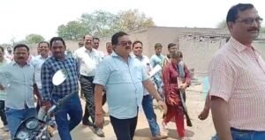 Read more about the article ଏମ୍‌ସିଏଲ୍‌ ଯୋଗୁ ଜମି ହରାଇଥିବା ଲୋକଙ୍କୁ ଭେଟିଲେ ଅନୁଗୁଳ ଉପଜିଲ୍ଲାପାଳ, ବୁଲି ଦେଖିଲେ ଅଧିଗ୍ରହଣ ଅଞ୍ଚଳ