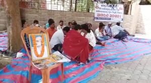 Read more about the article ଛଟେଇ ଠିକା କର୍ମଚାରୀଙ୍କୁ ପୁନଃ ଥଇଥାନ ଦାବିରେ ଜିଲ୍ଲାପାଳଙ୍କ ଅଫିସ ସାମ୍ନାରେ ଅନଶନ