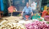 କରୋନା କଷଣ : ପରିବା ବିକୁଛନ୍ତି ପାଲା ଗାୟକ