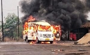 Read more about the article ରାସ୍ତା ମଝିରେ ହୁ ହୁ ହୋଇ ଜଳିଗଲା ବରଯାତ୍ରୀ ଗାଡ଼ି