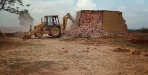 Read more about the article ତହସିଲଦାରଙ୍କ ଚଢ଼ଉ: ମାଟିରେ ମିଶିଲା ୨୯ ବେଆଇନ୍ ଇଟା ଭାଟି