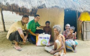 Read more about the article ସାଥୀ ପରିବାର ପକ୍ଷରୁ ସହାୟତା: ଦୃଷ୍ଟିହୀନଙ୍କ ପରିବାରକୁ ଦେଲେ ମାସକର ରାସନ