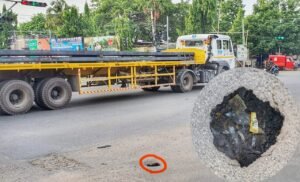 Read more about the article ଅନୁଗୁଳ ଥାନା ଛକରେ ଗର୍ତ୍ତ ବିପଦକୁ ଆମନ୍ତ୍ରଣ