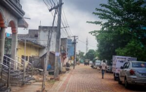 Read more about the article ପାଦେ ପାଦେ ବିପଦ: ବିଦ୍ୟୁତ୍ ତାରକୁ କାଠ ଖୁଣ୍ଟି  ଭରସା