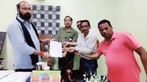 Read more about the article ଡିଏଭି ସ୍କୁଲ ବନ୍ଦ ପ୍ରସଙ୍ଗ ନେଇ ବିଧାୟକଙ୍କୁ ଭେଟିଲେ ଅଭିଭାବକ