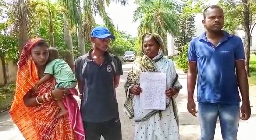 You are currently viewing ପାଣୁ ସେଠୀ ହତ୍ୟା ମାମଲା: ଅଭିଯୁକ୍ତକୁ ଗିରଫ ଦାବିରେ ଜିଲ୍ଲା ଆରକ୍ଷୀ ଅଧୀକ୍ଷକଙ୍କୁ ଭେଟିଲେ ପରିବାର ଲୋକ